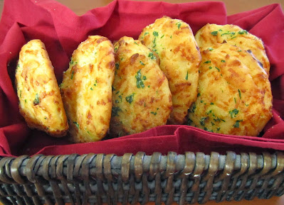 Warm Red Lobster Cheddar Bay Biscuits!