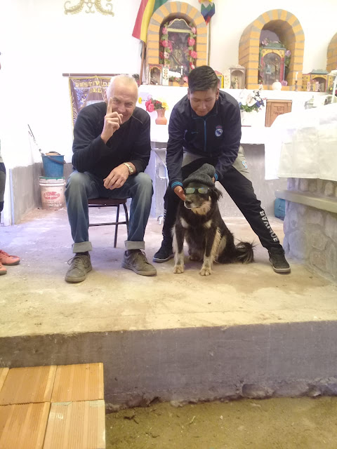 In der Kapelle von Casa Grande der Hund des Katecheten mit Pudelmütze und Brille ganz schlau das Tierchen