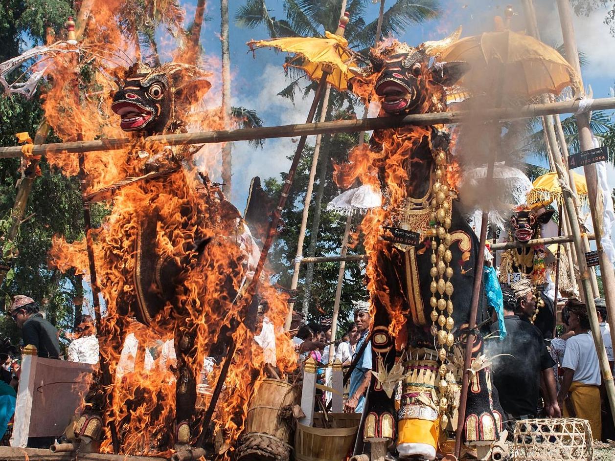 Ritual Bakar  Mayat  di Bali Ngaben