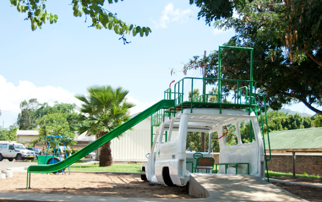 Lataria de ambulância é transformada em playground