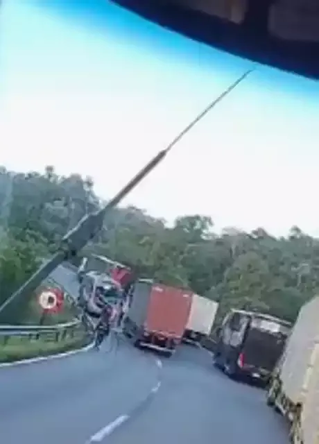 Acidente com duas Carretas e um Ônibus na Régis Bittencourt em Barra do Turvo