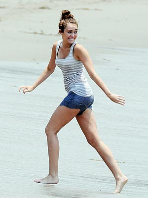 Miley Cyrus Hot Bikini Photos
