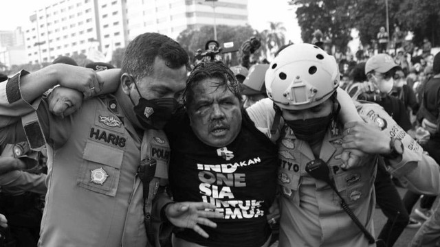 Babak Belur! Ade Armando Jadi Bulan-bulanan Massa Aksi Demo, Ditelanjangi dan Mukanya Habis Kena Gebuk!