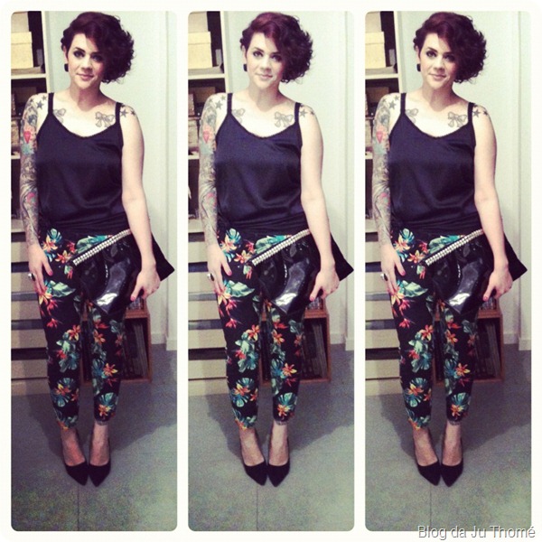look calça floral com fundo preto maxi carteira