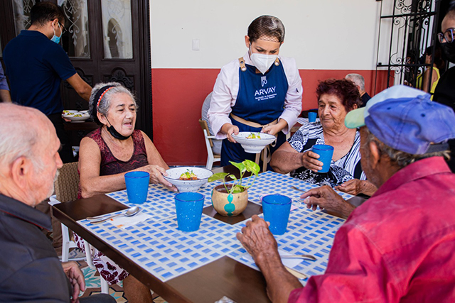 Chefs y cocineros tradicionales llevan alimentos a personas en situación de vulnerabilidad