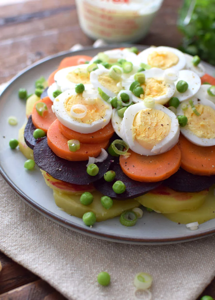 Ensalada de ruedas con vegetales cocidos