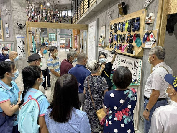 ▲彰化榮家住民微旅行，帶領長輩暢遊台灣手套博物館，見證手套產業的發展。（圖／記者林明佑翻攝）