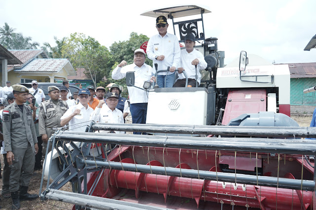 Pj Gubernur Sumut Didampingi Bupati Asahan Tanam Cabai di Desa Serdang