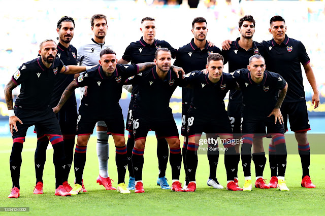 LEVANTE U. D. Temporada 2021-22. José Campaña, Aitor Fernández. Carlos Clerc, Róber Pier, Gonzalo Melero, Óscar Duarte. José Luis Morales, Roger Martí, Roberto Soldado, Dani Gómez y Son. CÁDIZ C. F. 1 U. D. LEVANTE 1. 14/08/2021. Campeonato de Liga de 1ª División, jornada 1. Cádiz, estadio Nuevo Mirandilla. GOLES: 0-1: 38', Morales. 1-1: 90+6', Espino.