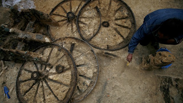 Hallan un carruaje romano de 1.800 años de antigüedad con restos fósiles de dos caballos
