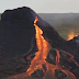 Dòng dung nham chảy ra từ núi lửa ở Iceland