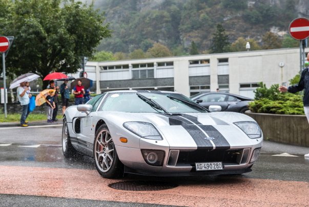 Grauer Ford GT mit schwarzem Streifen auf der Haube in leichtem Regen auf dem Sportscar Day im Maggiatal . Photocredit: Garbani