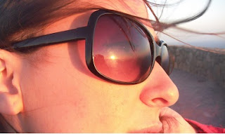 chica viendo la puesta de sol con gafas