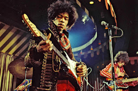 Jimi Hendrix tocando la guitarra - 1967
