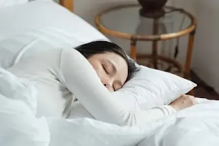 Tips for regulating your sleep cycle so you can wake up without feeling dizzy