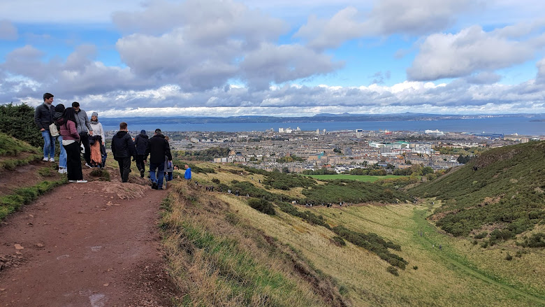 登頂之後，沿著步道往前回到老城區，一路上欣賞福斯灣 (Firth of Forth) 的美景