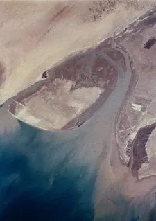 صورة ملتقطة بالأقمار الصناعية لجزيرة بوبيان، هنا موقع بناء ميناء مبارك الكبير