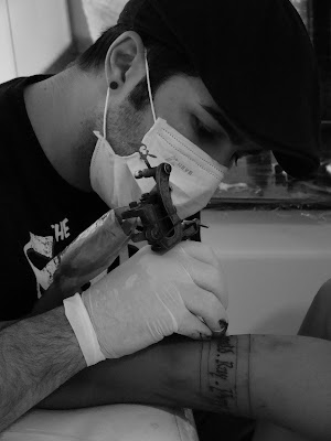 TRIBOOS TATTOO STUDIO: Com quem devo fazer uma tatuagem?