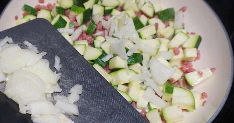 Zwiebel in die Pfanne geben