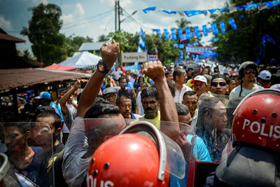 Penyokong BN, Pakatan bertumbuk di SMK Guar Perahu. Penyokong Pakatan menang bergaya!