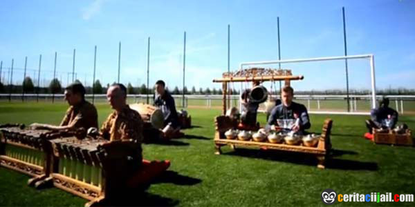 Arsenal Bermain Gamelan