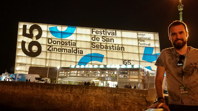 Un servidor, frente al Kursaal del festival de cine de San Sebastián