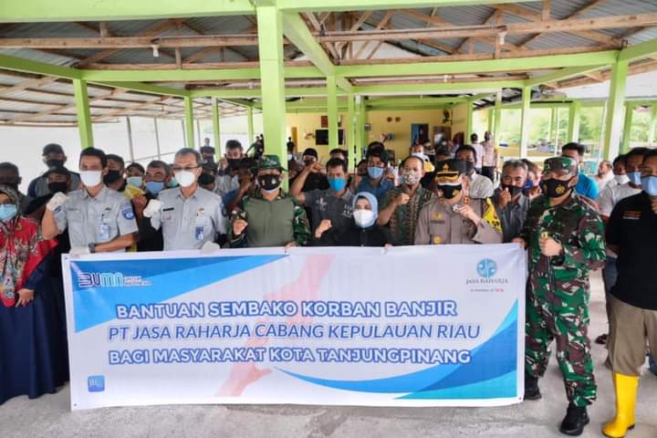 Pemko Tanjungpinang Bersama PT Jasa Raharja Cabang Kepri Menyerahkan Bantuan Sembako Kepada Korban Bencana Alam