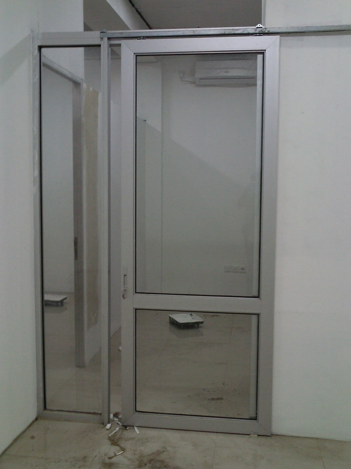 UTAMA ALUMINIUM DAN KACA Kusen Pintu Swing Pintu 