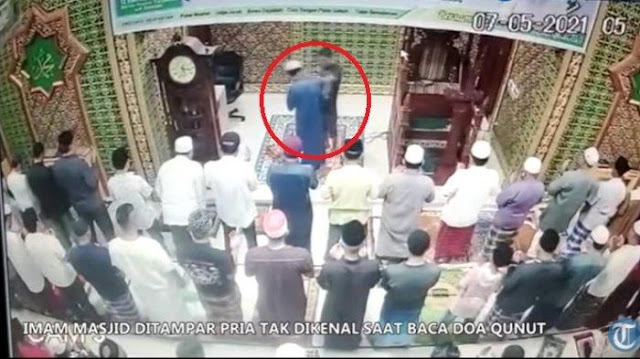 VIRAL !!! SEORANG Imam Masjid Tiba-tiba Dipukul Pria Tak Dikenal Saat Baca Doa Qunut Salat Subuh di Masjid