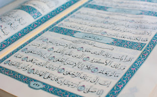 Hukum Shalat Sambil Membaca Mushaf Al Quran