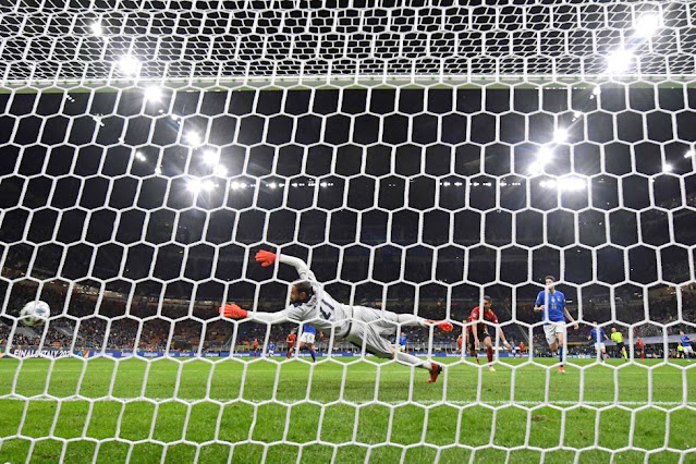 Donnarumma no puede detener el disparo de Ferran Torres. SELECCIÓN DE ITALIA 1 SELECCIÓN DE ESPAÑA 2. 06/10/2021. Liga de Naciones de la UEFA, semifinal. Milán, Italia, estadio de San Siro. GOLES: 0-1: 17', Ferran Torres. 0-2: 45+2', Ferran Torres. 1-2: 83', Pellegrini.