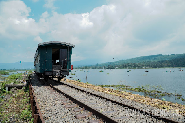 kereta api melewati rawa pening