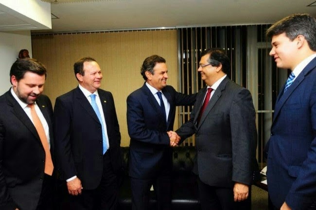 FLÁVIO DINO FECHA COM AÉCIO NEVES