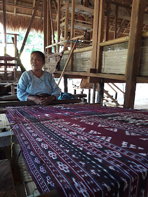 Mama Kompi sedang menenun