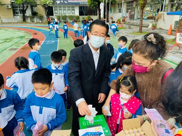 彰化民生國小捐發票助植物人　關懷弱勢從小扎根