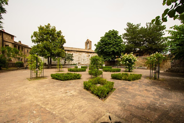 San Quirico d'Orcia-Chiesa di Santa Maria Assunta-Giardino delle rose