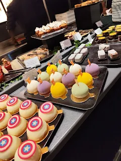 Deliciosos postres del buffet en el Hotel New York – The Art of Marvel