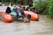Peduli Korban Banjir Di Luwu, Polri Distribusi Bantuan Logistik Dan Buat Dapur Umum
