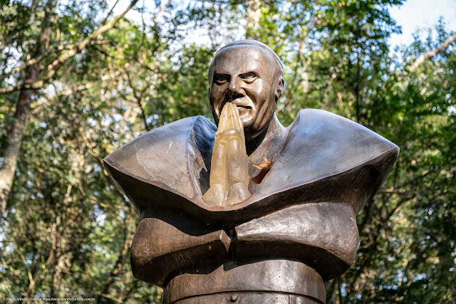 Estátua de João Paulo II no Bosque do Papa - detalhe