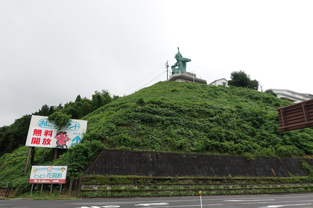 鳥取県道46号線出雲街道から鬼の館を望む