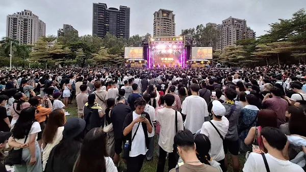 ▲搖滾台中國慶連假首日開唱，估有超過6萬人次樂迷湧入參加，近20個樂團輪番上陣，讓樂迷一起嗨翻文心森林公園。（新聞局提供）