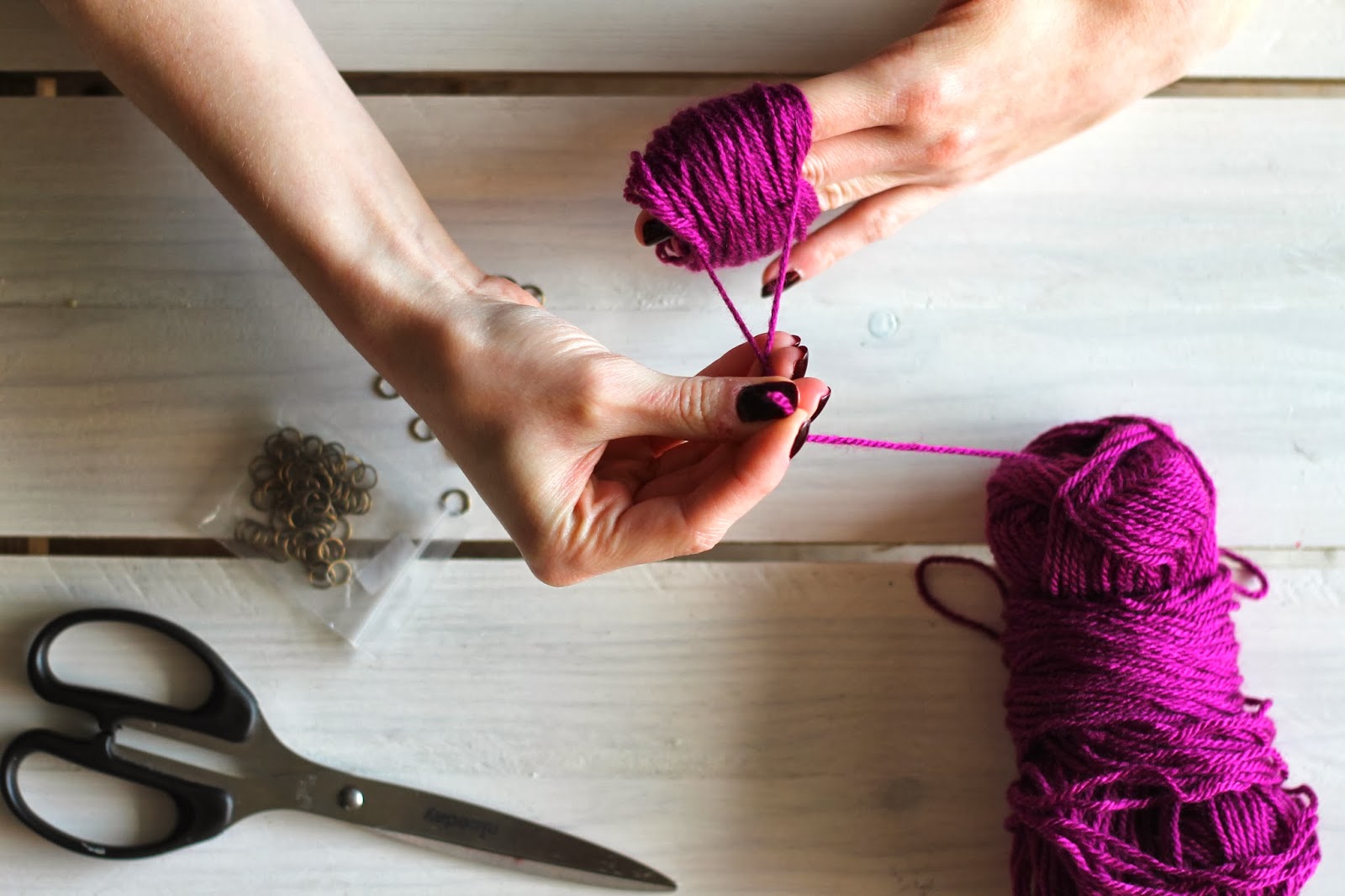 DIY : comment faire un pompom en laine sans carton ? — Slanelle Style