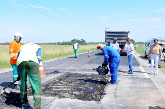 Obras de revitalização da RJ-196 em Barra do Furado