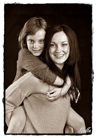 Margrete og Katrine 2 Sepia Gulla