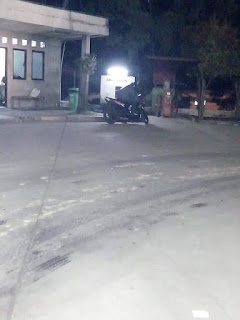 Siapa Orang Ini ,? Setiap Hari Tidur Diatas Motor Depan Tempat kerjaku