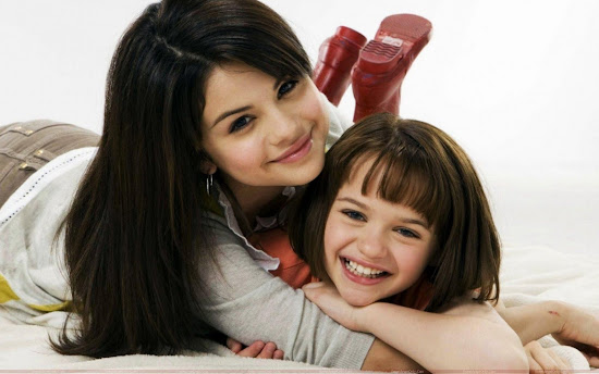 selena_gomez_with_her_friend_Fun_Hungama