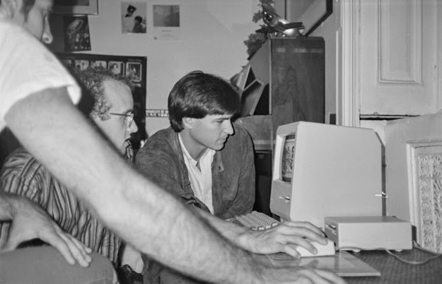 Steve Jobs enseñando cómo usar un Macintosh en 1984 a Andy Warhol y Sean Lennon