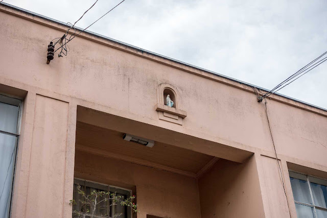 Outra casa com ornamento de ferro e capelinha - detalhe