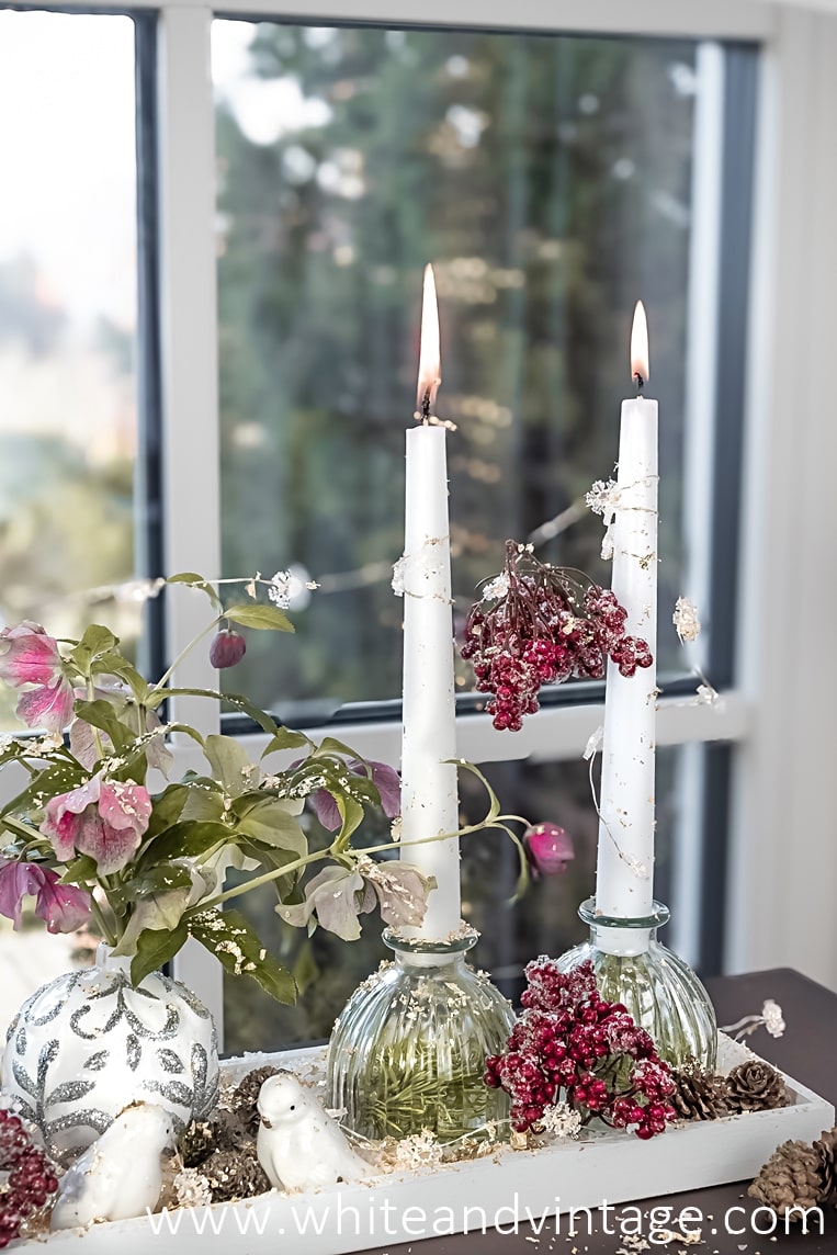 Dekotablett weihnachtlich mit Zweigen, Kerzen und Christrosen dekorieren.