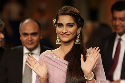 Sonam Kapoor walks the ramp at IIJW 2015 Photos